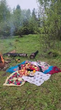 Bahçede mum yakmak.