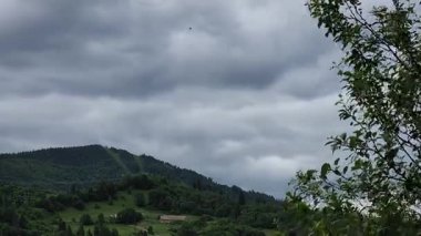 Dağlarda dağları olan güzel bir manzara.