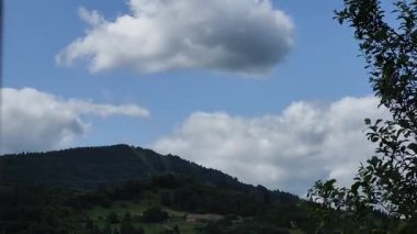 Dağları ve bulutlu gökyüzü olan güzel bir manzara.