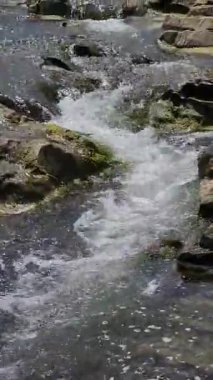 Dağlarda güzel bir şelale