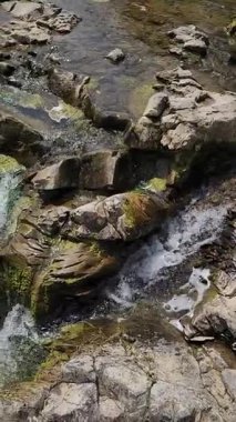 Kayaları akan nehir dağ