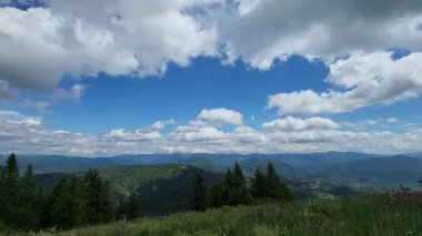 Yazın Karpat Dağları, bulutlu mavi gökyüzü