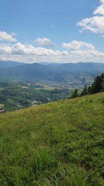 Yazın bulutlu bir günde dağın tepesinden güzel manzara.