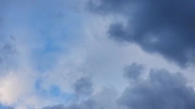 Bulutlu güzel mavi gökyüzü