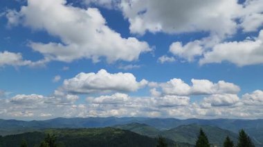 Dağları ve mavi gökyüzü olan güzel bir manzara.