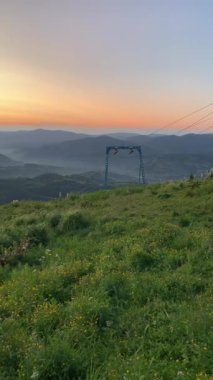 Yazın güzel dağ gün batımı