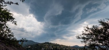 Dağlarda bulutlar ve gökyüzü.