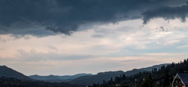 Dağlarda gün batımı. güzel dağ manzarası