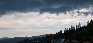 Dağların üzerinde fırtına bulutları