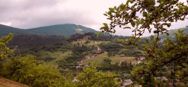 Dağlarda dağları olan güzel bir manzara.
