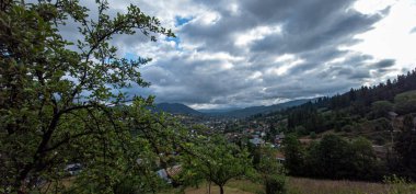 Dağdan Karpatlara bak.