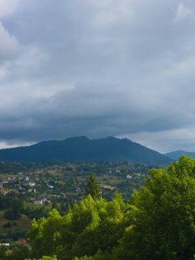 Dağlardaki dağ köyü manzarası