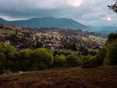 Karpat Dağları 'ndaki güzel dağ köyü