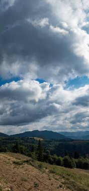 Bulutları ve mavi gökyüzü olan güzel bir manzara.