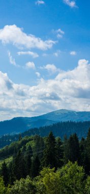 Sabahleyin dağların manzarası