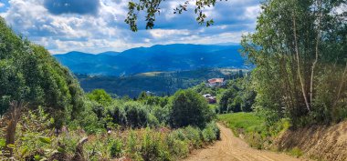 Fransız Alpleri 'nin tepelerinde bir yol