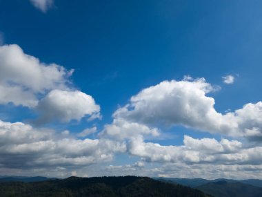 Bulutlu güzel mavi gökyüzü