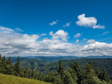 dağlar ve mavi gökyüzü ile güzel yaz manzara