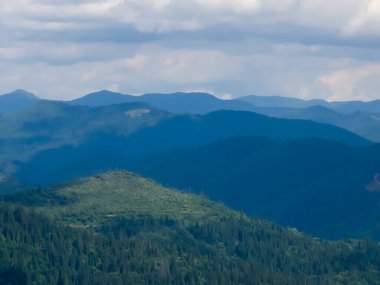 Yazın Karpatlar. hava görünümü