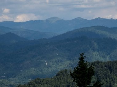 Dağları ve mavi gökyüzü olan güzel bir manzara.
