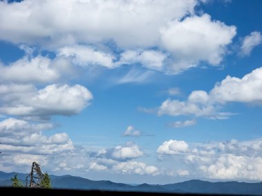 Beyaz bulutlu mavi gökyüzü. doğal arkaplan.