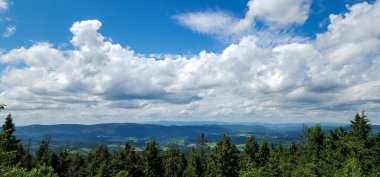 Bir dağ sırası olan yaz manzarası