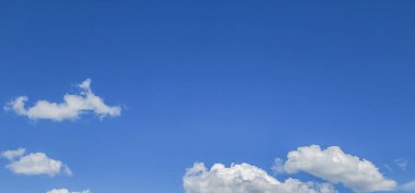 Bulutlu mavi gökyüzü