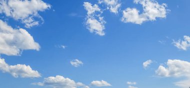 Beyaz bulutlu mavi gökyüzü
