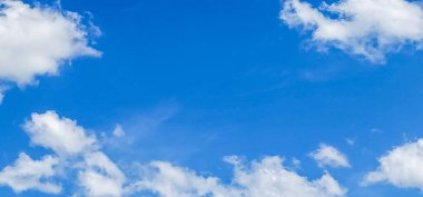 Pofuduk bulutlu mavi gökyüzü.
