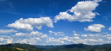 Dağ ve mavi gökyüzü olan güzel bir manzara.
