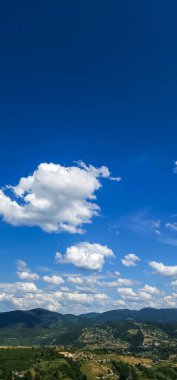 Mavi gökyüzü ve bulutlu güzel bir manzara.