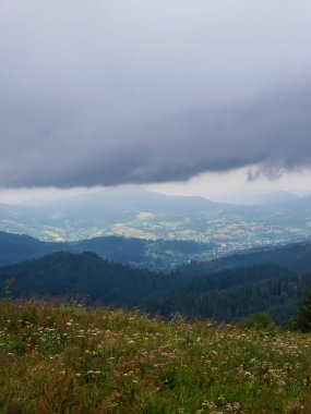 Dağın tepesinden bulutlu manzara