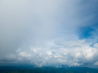 Bulutları ve mavi gökyüzü olan güzel bir manzara.