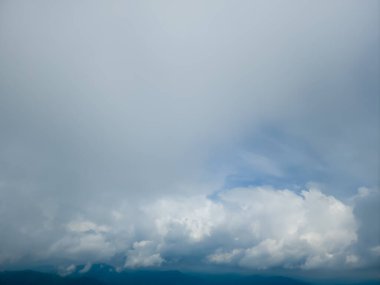 Beyaz bulutlu mavi gökyüzü