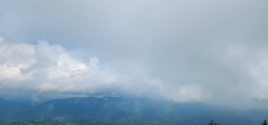 Dağları ve bulutları olan güzel bir manzara