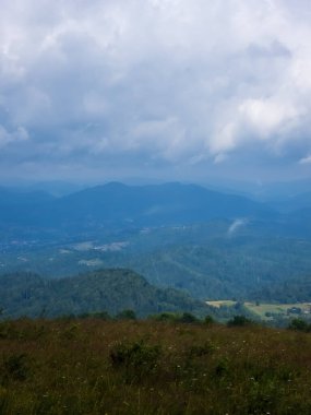 Dağları olan güzel bir manzara. Doğa