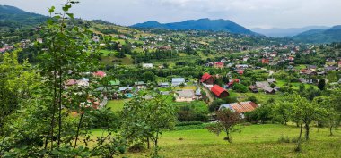 Hindi dağlarındaki Riva köyü manzarası.