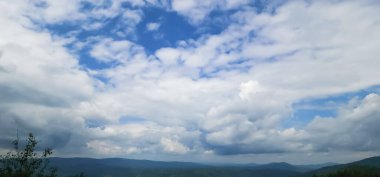 Bulutlu mavi gökyüzü