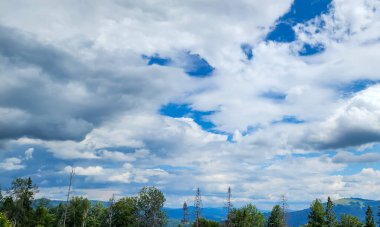 Bulutları ve gökyüzü olan güzel bir manzara.