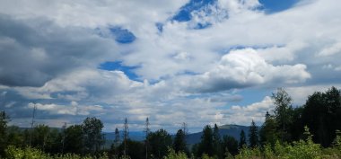 Dağlarda güzel bir dağ sırası olan yaz manzarası.
