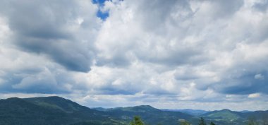 Karpatlar manzarada yaz