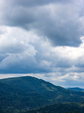 Karpat dağlarında mavi bulutlu gökyüzü olan güzel dağ manzarası
