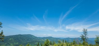 Dağ ve mavi gökyüzü olan güzel bir manzara.