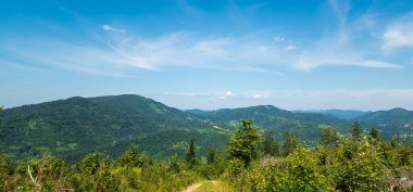 Dağları olan güzel bir manzara