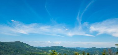 Mavi gökyüzü ve bulutlu dağlar