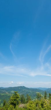 Mavi gökyüzü ve bulutlu güzel bir manzara.