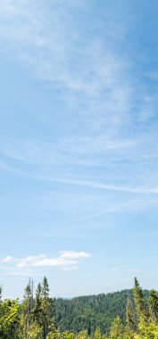 Dağları ve mavi gökyüzü olan güzel bir manzara.