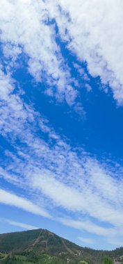 mavi gökyüzü ve dağlarda bulutlar