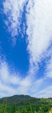 Bulutlu güzel bir manzara.