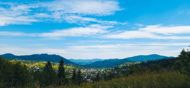 Dağlarda mavi gökyüzü olan güzel dağ manzarası
